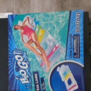 POOL LOUNGER NWT